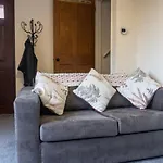 Adrian House, Near Hospital, Easy Parking + Garden *