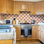 Apartman Adrian House, Near Hospital, Easy Parking + Garden Carlisle