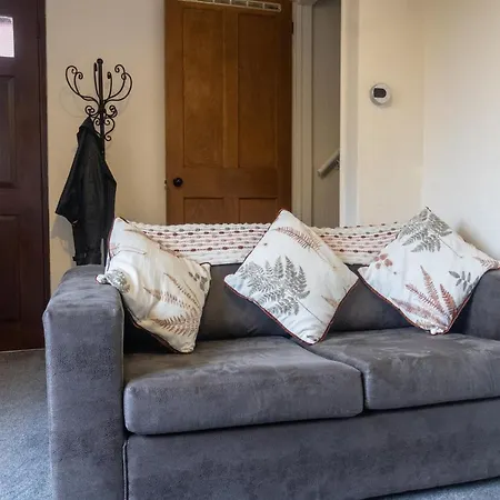 Adrian House, Near Hospital, Easy Parking + Garden *