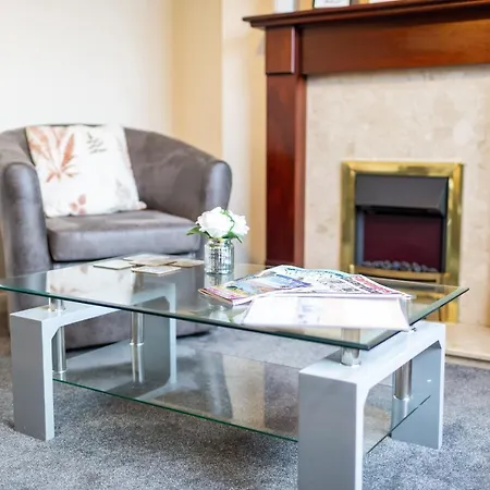 Adrian House, Near Hospital, Easy Parking + Garden *