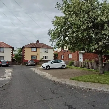 Adrian House, Near Hospital, Easy Parking + Garden Apartmán