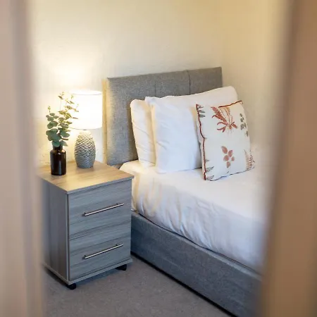 Adrian House, Near Hospital, Easy Parking + Garden Apartment *