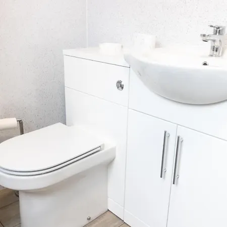 Adrian House, Near Hospital, Easy Parking + Garden *