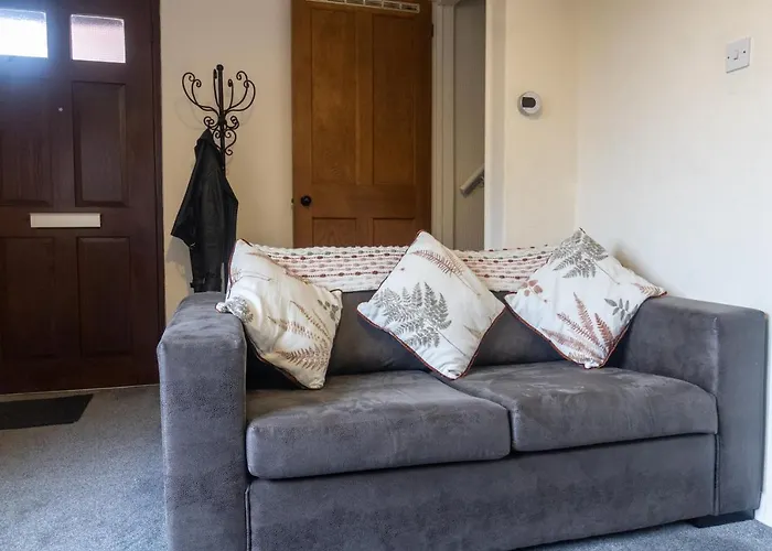 Adrian House, Near Hospital, Easy Parking + Garden *