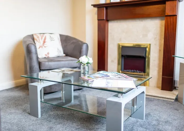 Adrian House, Near Hospital, Easy Parking + Garden *