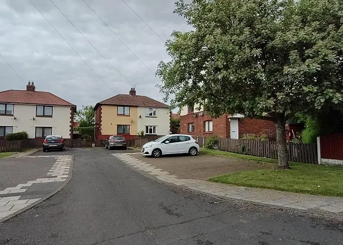 Adrian House, Near Hospital, Easy Parking + Garden Apartment