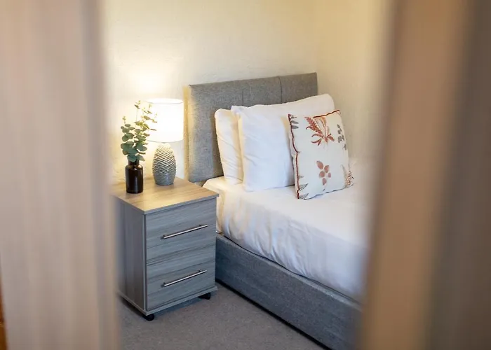 Adrian House, Near Hospital, Easy Parking + Garden Apartment *