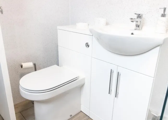 Adrian House, Near Hospital, Easy Parking + Garden *