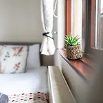 Apartmán Adrian House, Near Hospital, Easy Parking + Garden